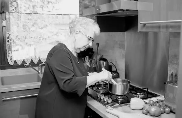 anziana in cucina Alzheimer